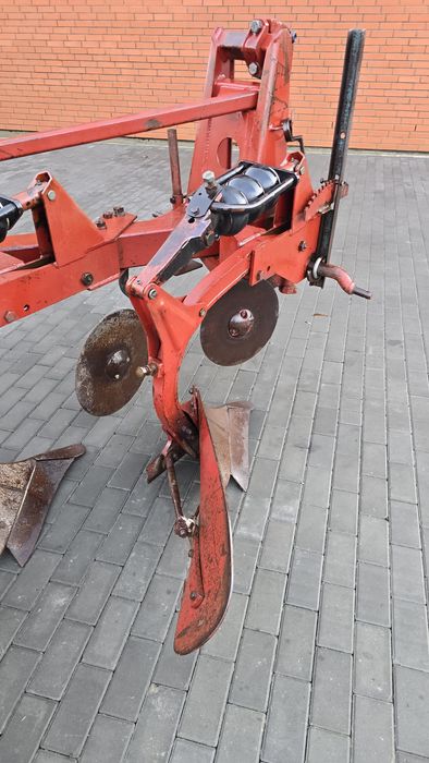 Плуг Оверум Швеція чотирьох або трьох корпусний.