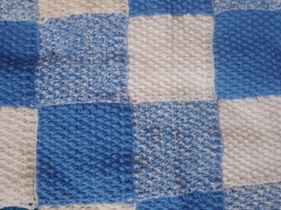 Kocyk ręcznie robiony ciepły, niebiesko - biały, rozmiar: 78cm x 78cm