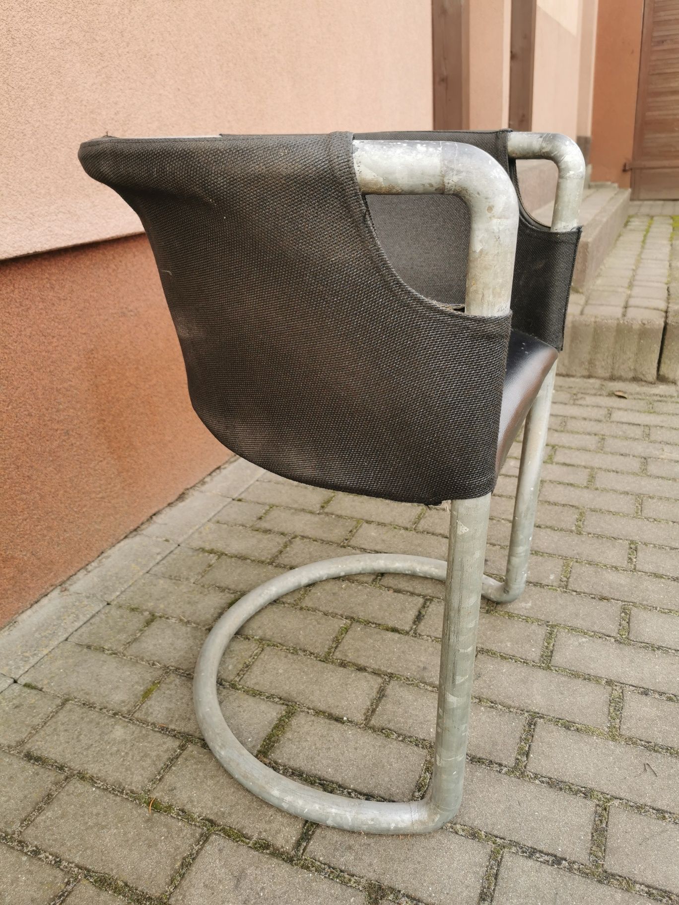 Stylowe metalowe krzesła