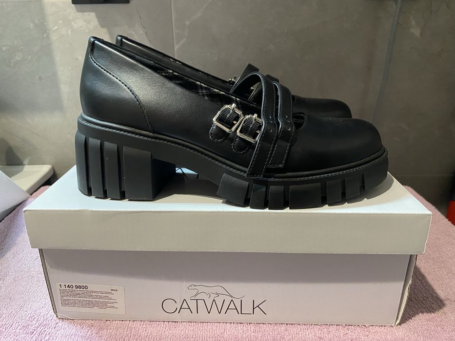 Buty CATWALK czarne na obcasie zapinane