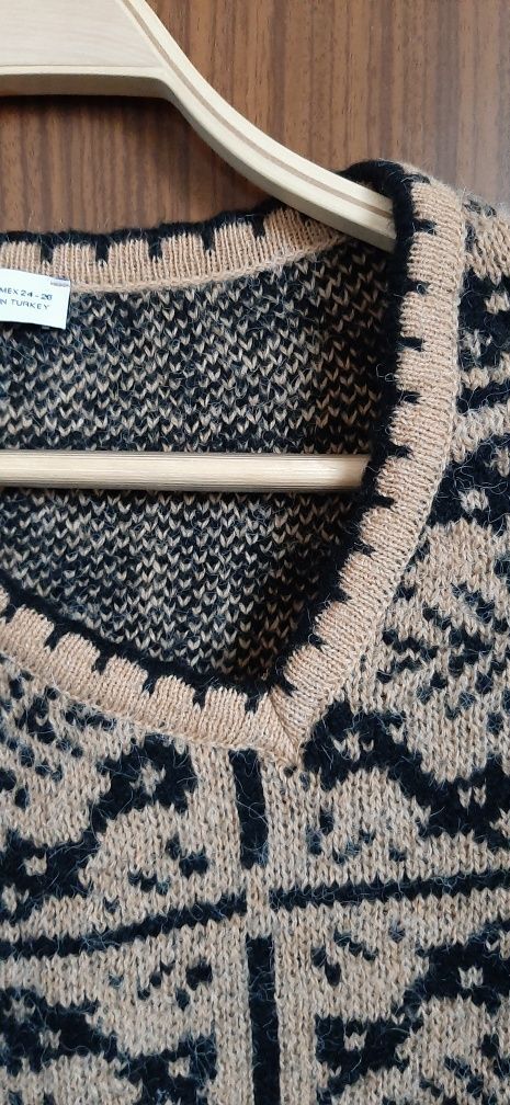 Nietuzinkowy sweter z wełną