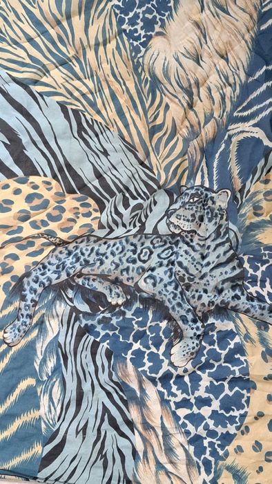 Lenço estampado, tons azul e beje