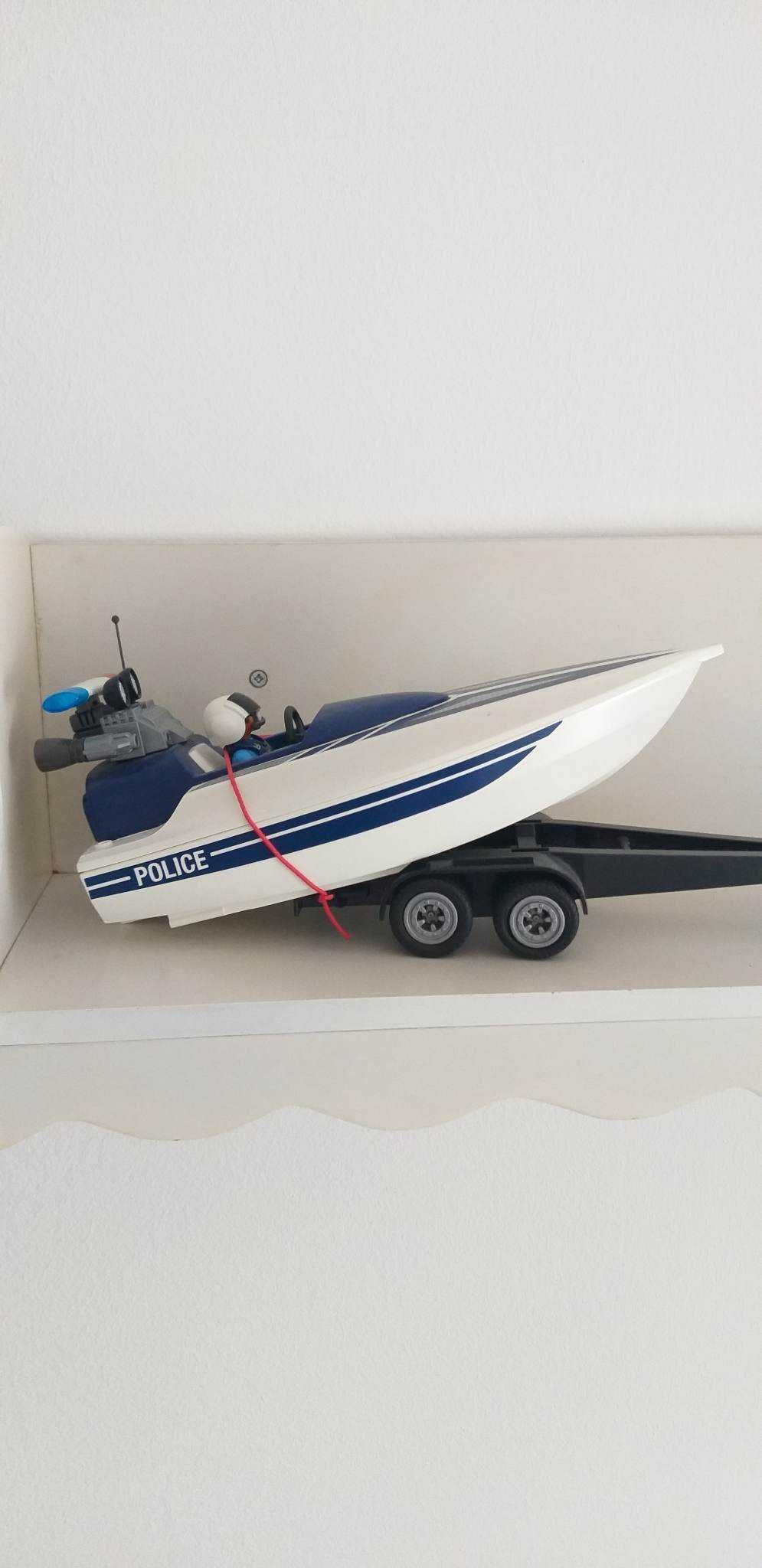 Carro de polícia Playmobil com barco atrelado