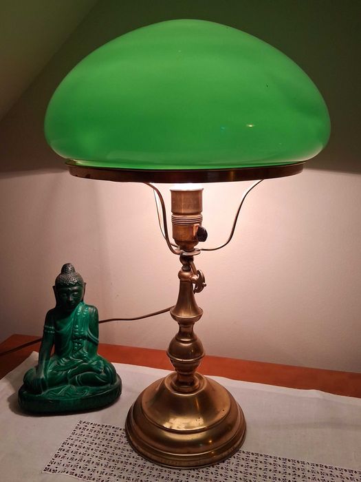 Lampa gabinetowa z zielonym, dwuwarstwowym kloszem