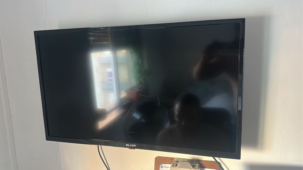 Vende se tvs  uma é TCL ou SILVER  ambas do mesmo tamanho