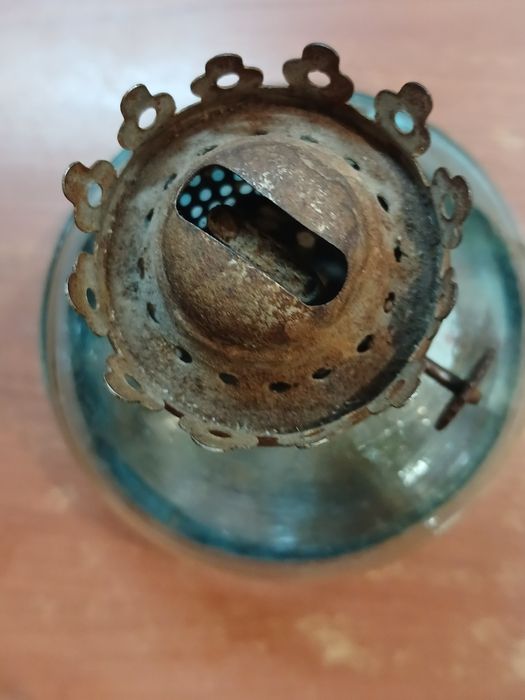 Лампы керосиновые, одна комплект со стеклом, 1 без стекла