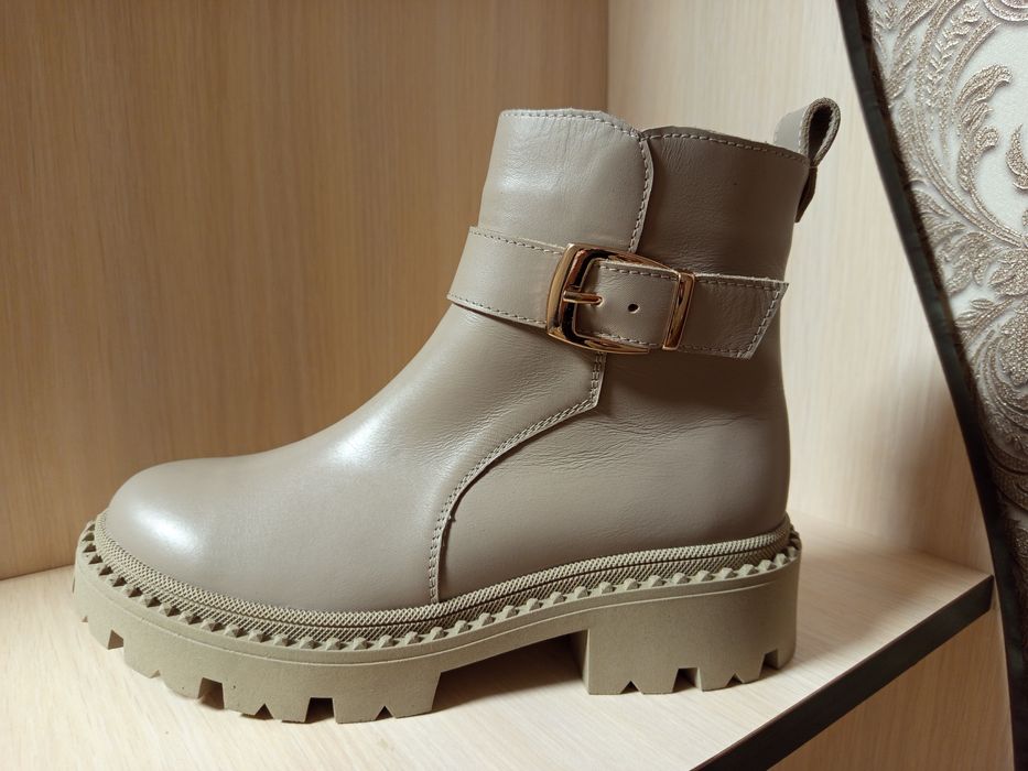 Жіночі шкіряні черевики бежевого кольору на байці  39 розміру