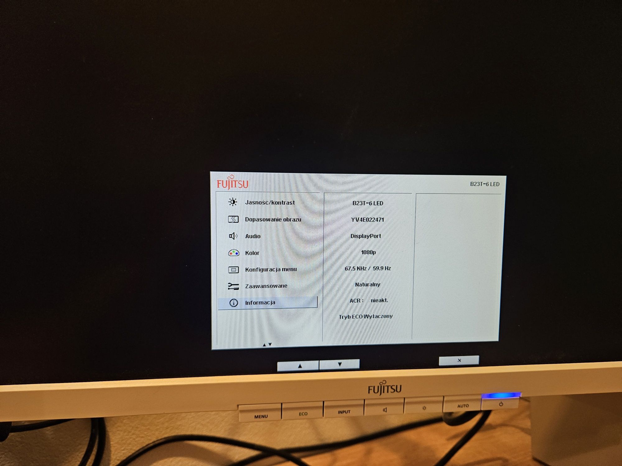 Zestaw monitory Fujitsu 23'' ze stojakiem