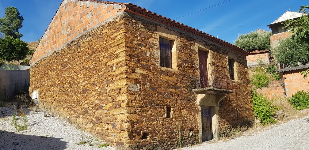 Casa para restauro Rochas de Baixo.