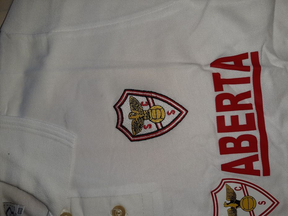 Polos do salgueiros com símbolo bordado