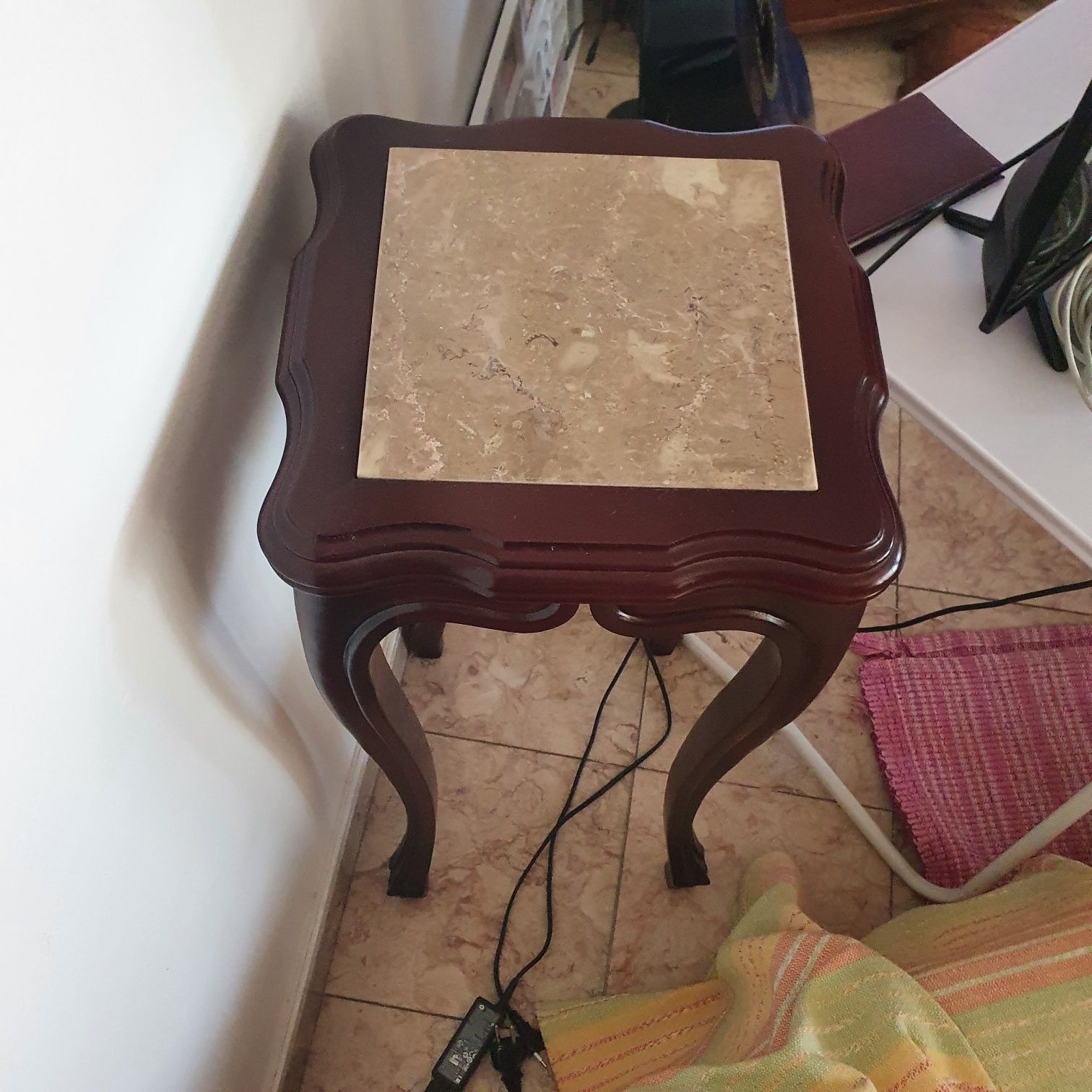 Pedestal/Floreira mogno e mármore