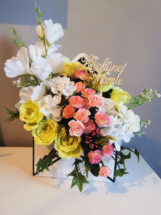 Kompozycja kwiatów w kopercie