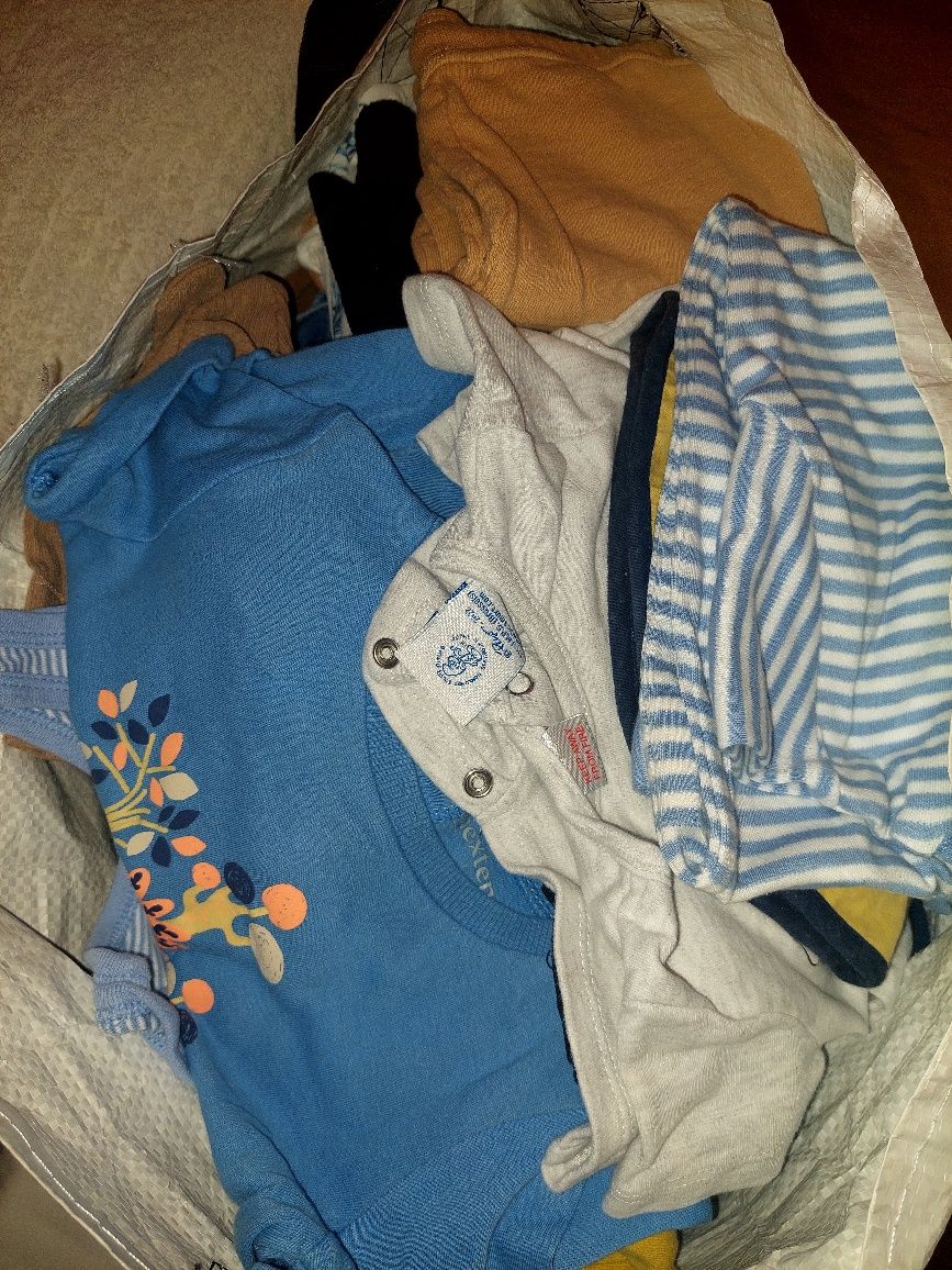 70 peças de roupa variada de bebé dos 9 aos 18 meses