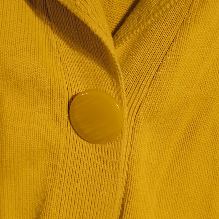 Sweter żółty,  Wallis