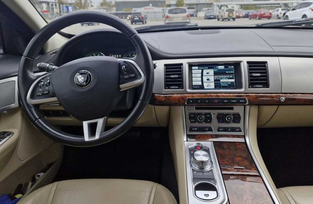 Продам Jaguar XF 2.0 2013 року у хорошому стані