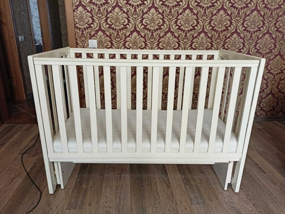 Дитяче ліжечко в гарному стані