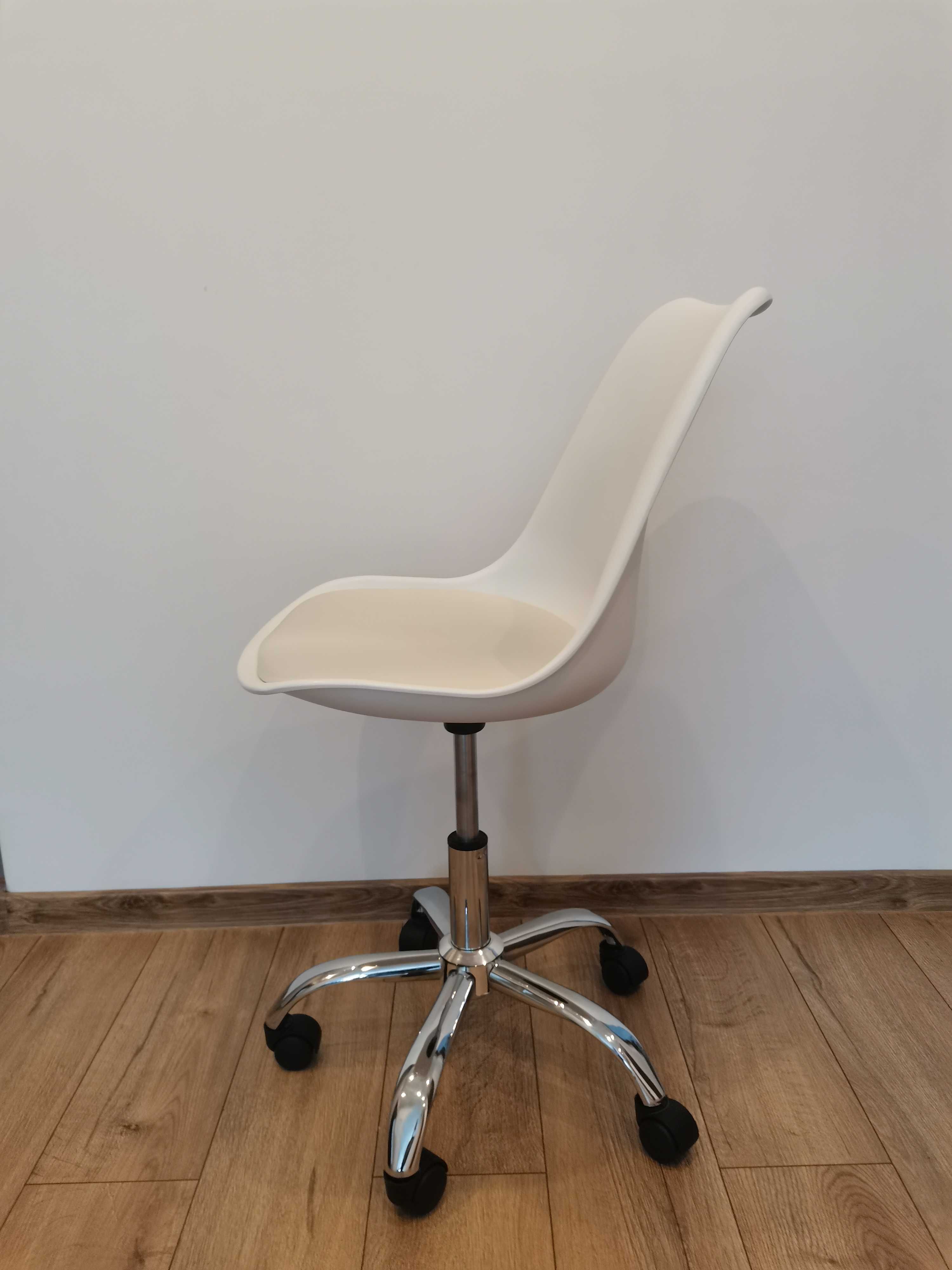 Krzesło obrotowe białe na kółkach