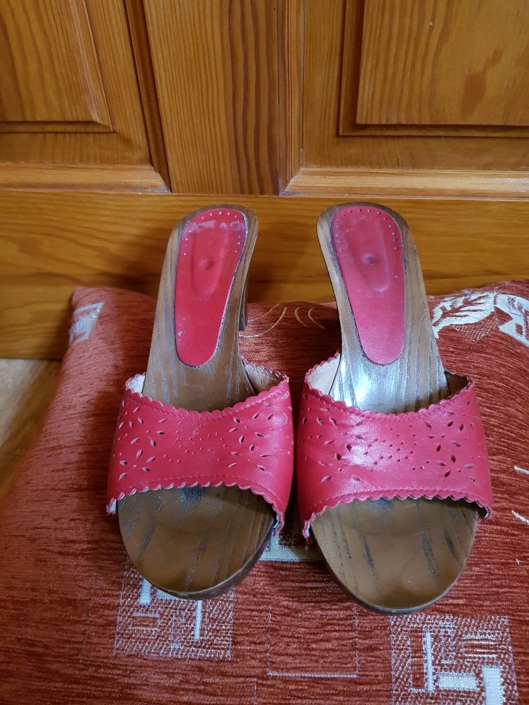 Czerwone buty klapki drewniaki