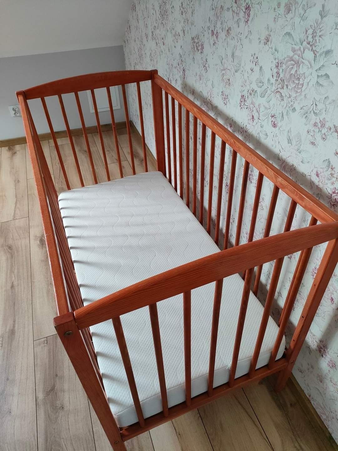 Łóżeczko niemowlęce drewniane