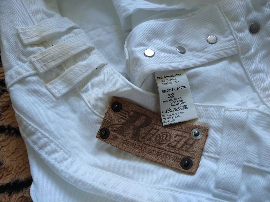 Białe męskie spodnie włoskiej firmy RAEA