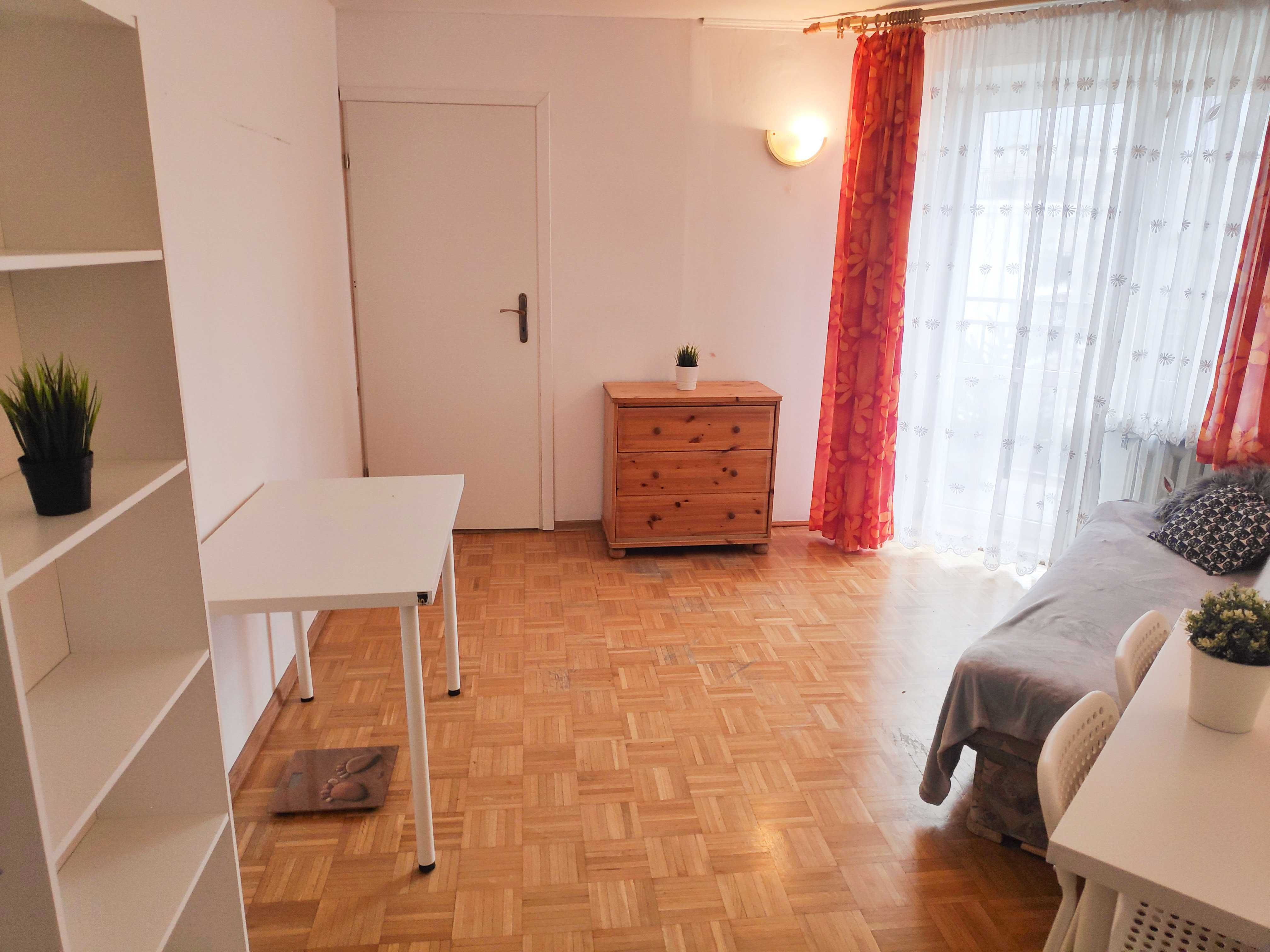 Fajny duży pokój do wynajęcia na Pradze - Południe. Pokój ma balkon.