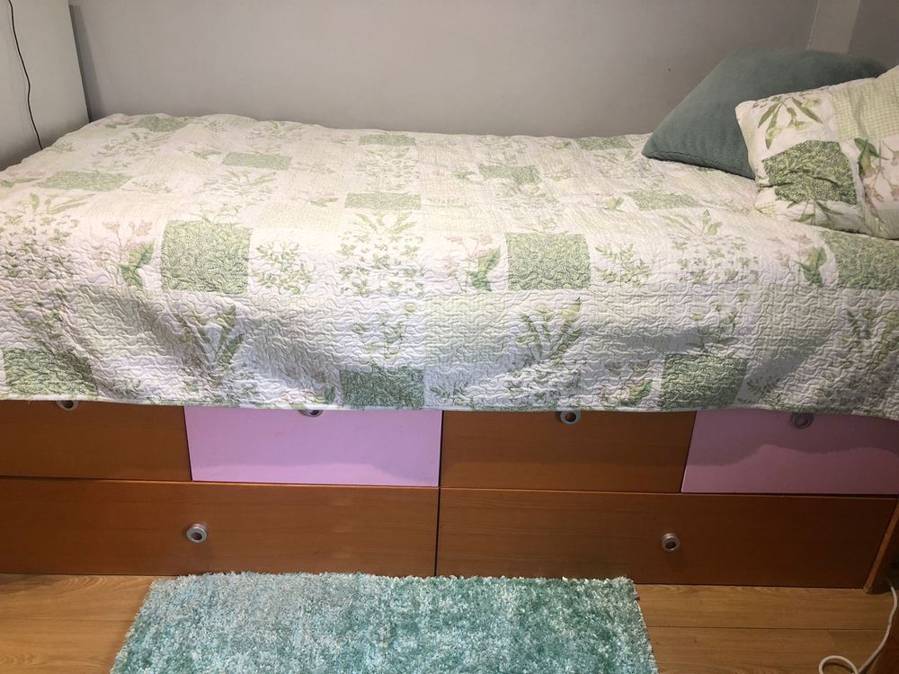 Cama de solteiro em bom estado e secretaria