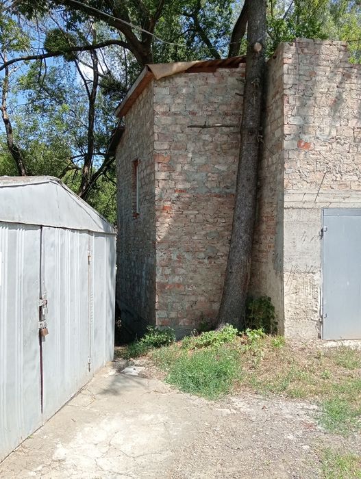 Гараж в центральній частині міста.(5-ий коопер.,)двох поверх. Недобудо