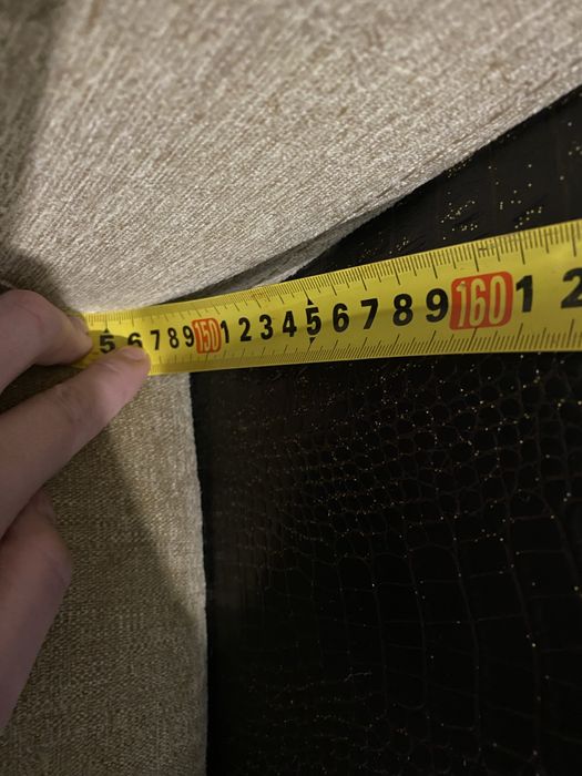 Угловой диван с деревянными полками — большой и очень удобный!