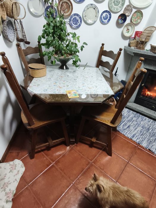 Mesa c/ vidro 5 mm e 4 cadeiras em madeira massissa como nova