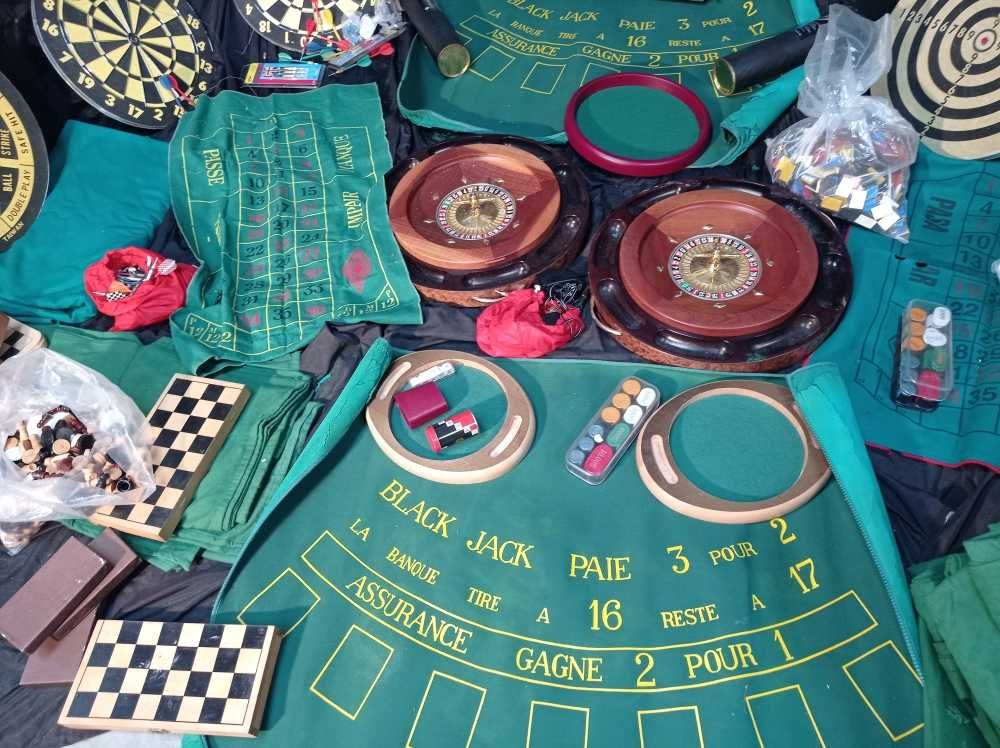 Casino recriado, com placas eletrificadas e jogos de grande realismo