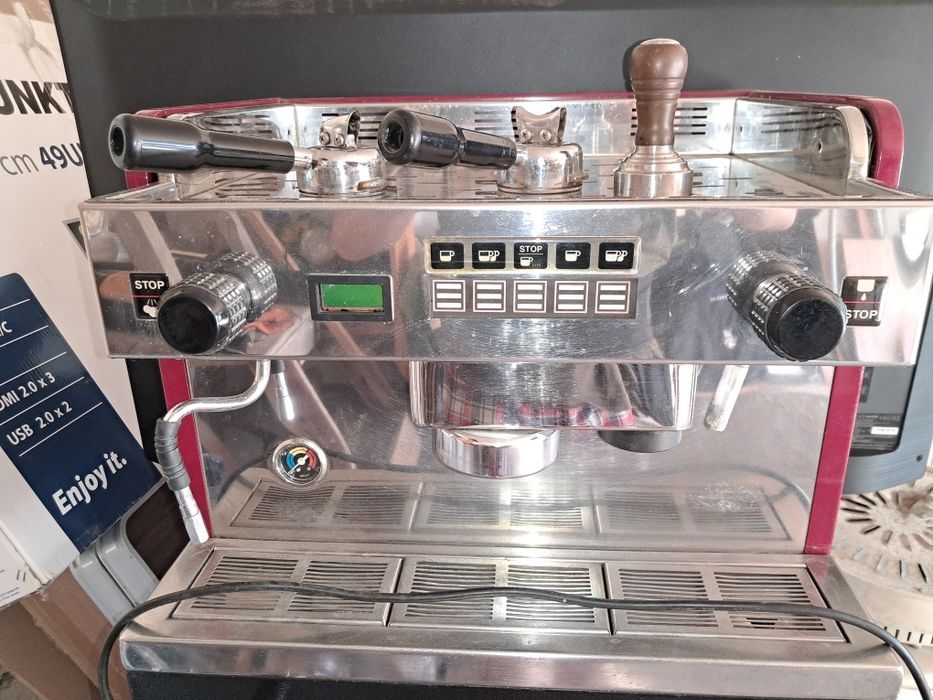 Продам кавомашину одногрупна.  В подарунок кавомолка mazer