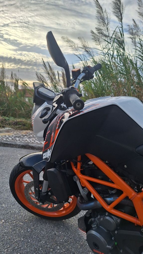 Ktm Duke 390 de 2016 muito estimada.
