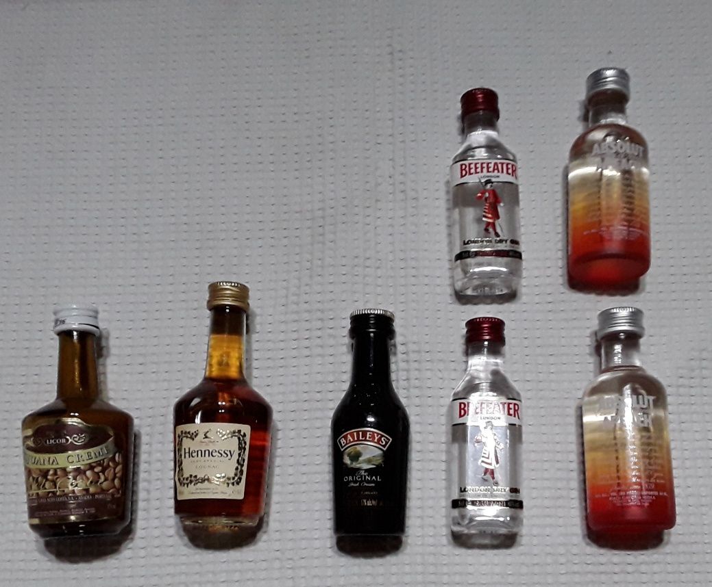 Bebidas em miniatura para colecção, ainda fechadas