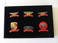 Conjunto de emblemas de lapela (pins), antigos, de marcas de carros.