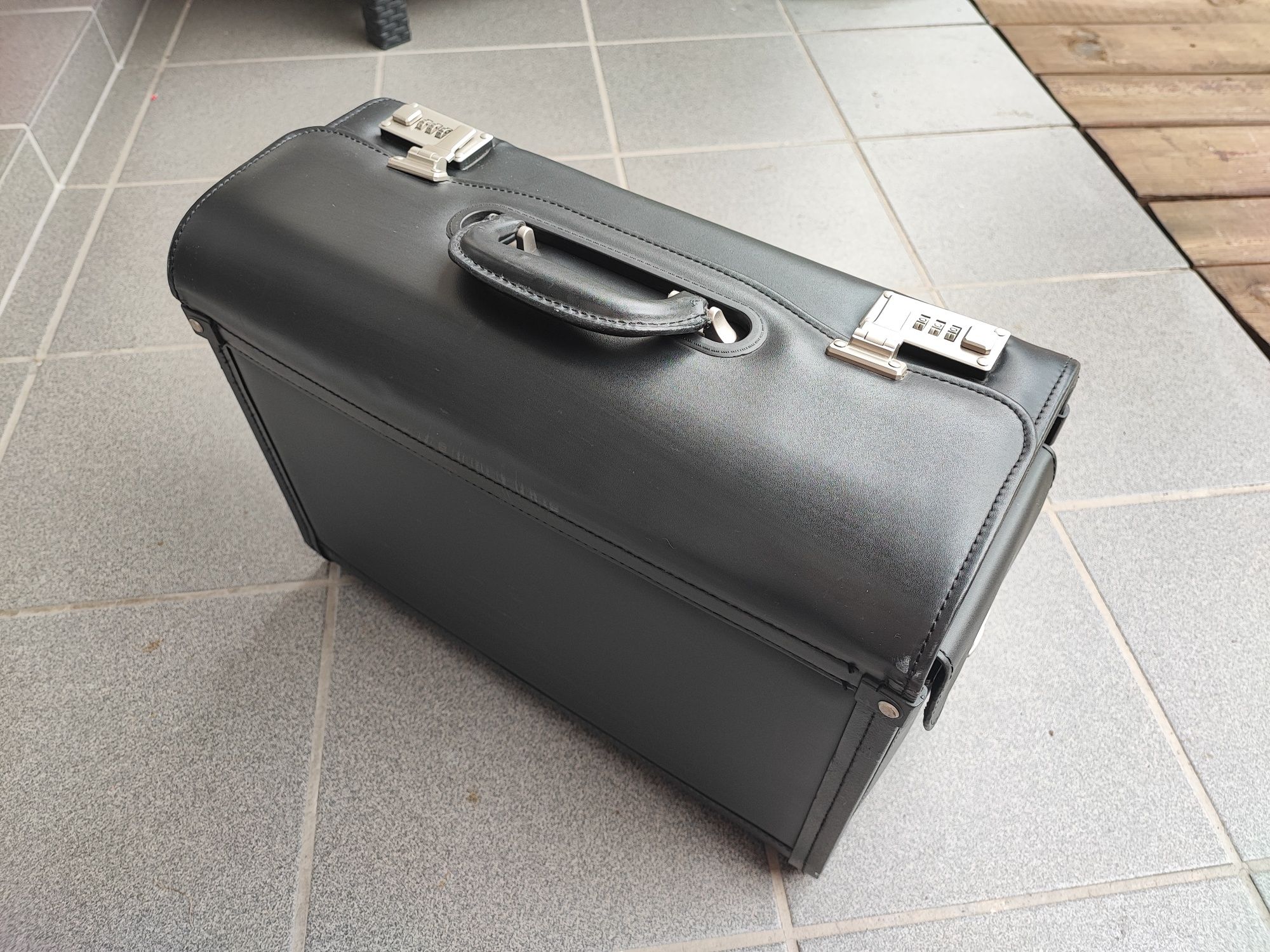 Skórzana walizka,torba, pilotka Stan b.dobry 2 przegrody