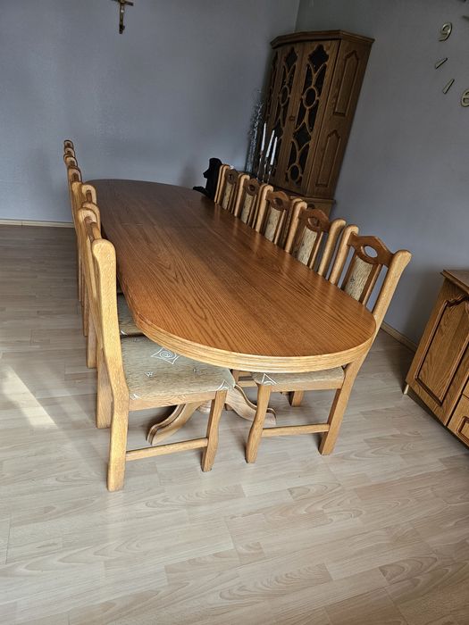 Stół z 12 krzesełami