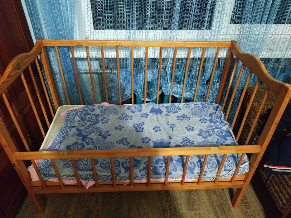 Дитяче ліжечко..