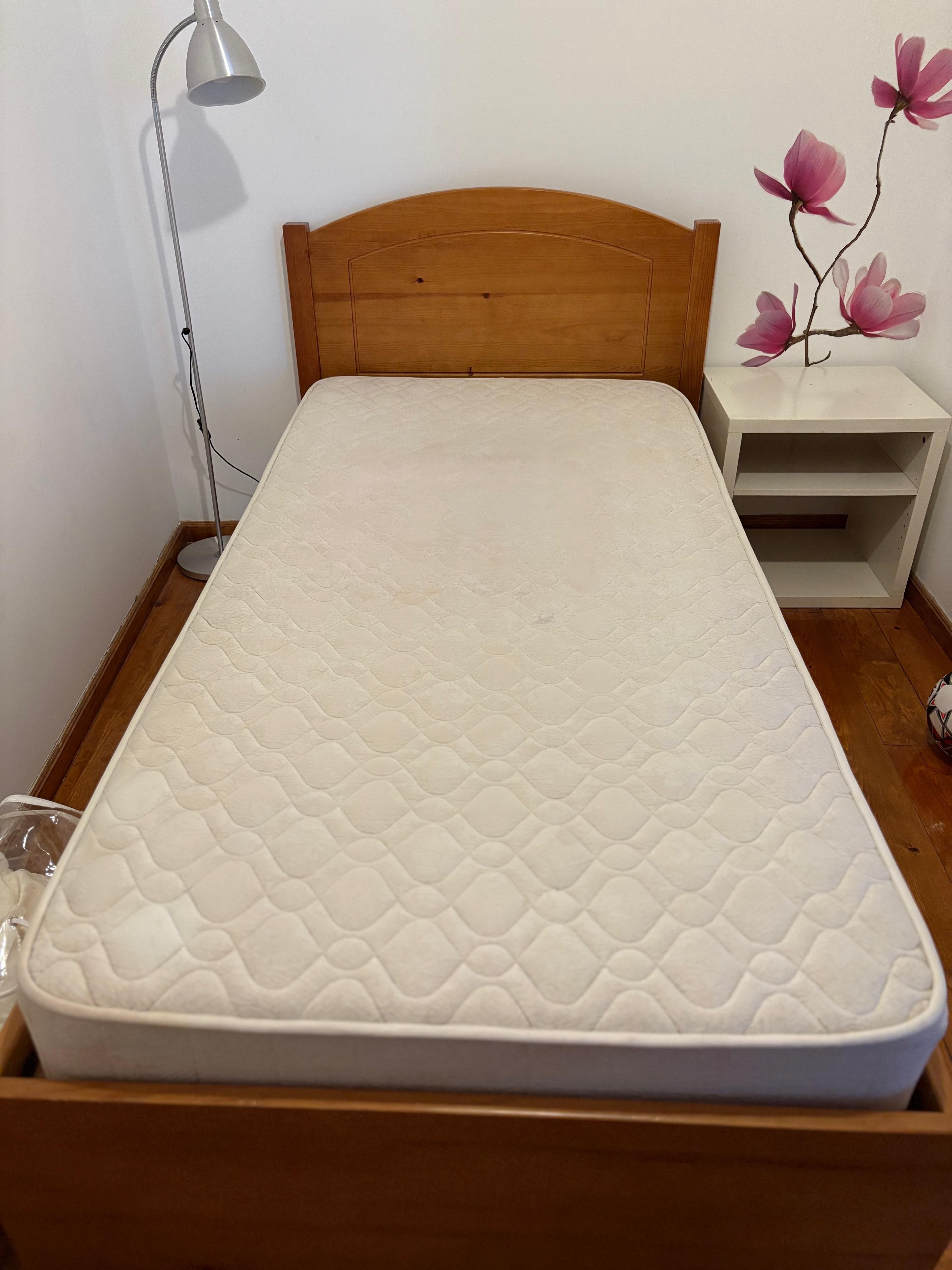 Cama de solteiro de madeira c/ colchão