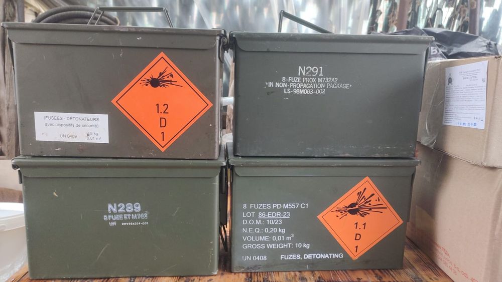 Герметичні металеві та дерев'яні ящики