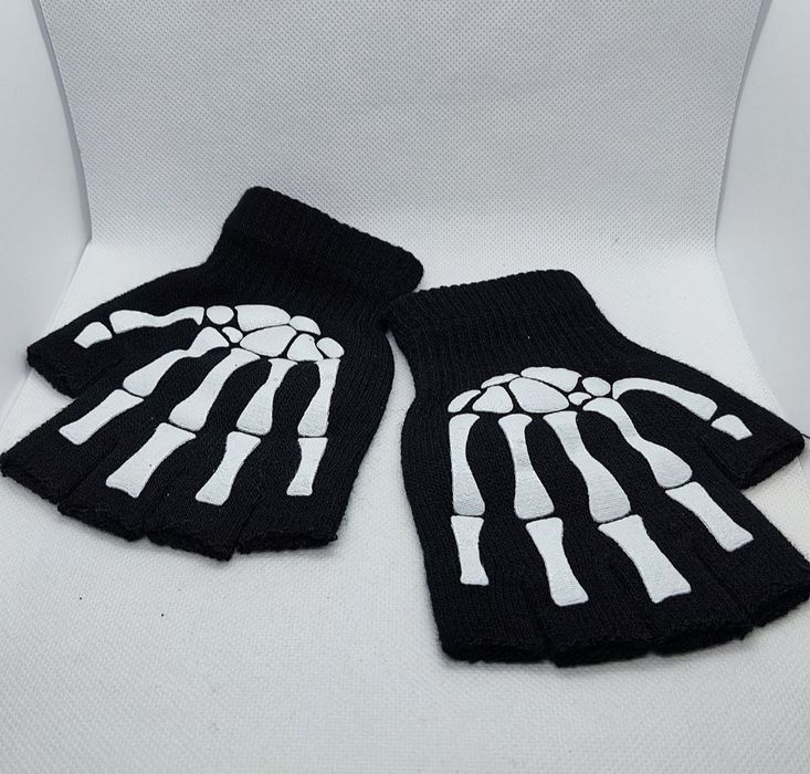 Перчатки без пальцев с принтом