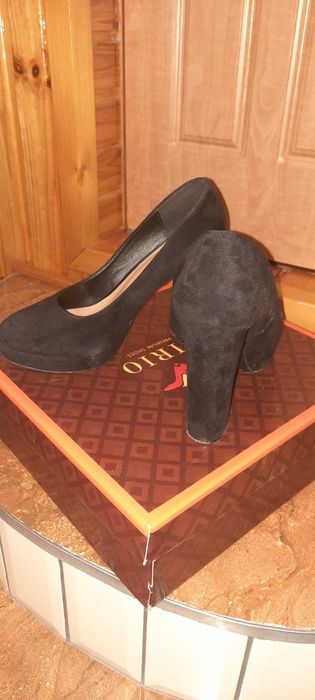 Продам жіночі кожані туфлі