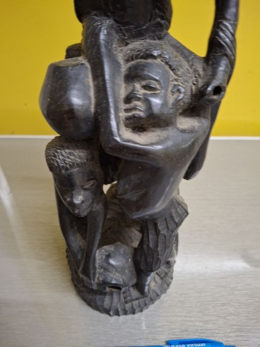 Grande escultura em madeira africana