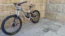 Bicicleta de downhill Kona Supreme Operator 2012