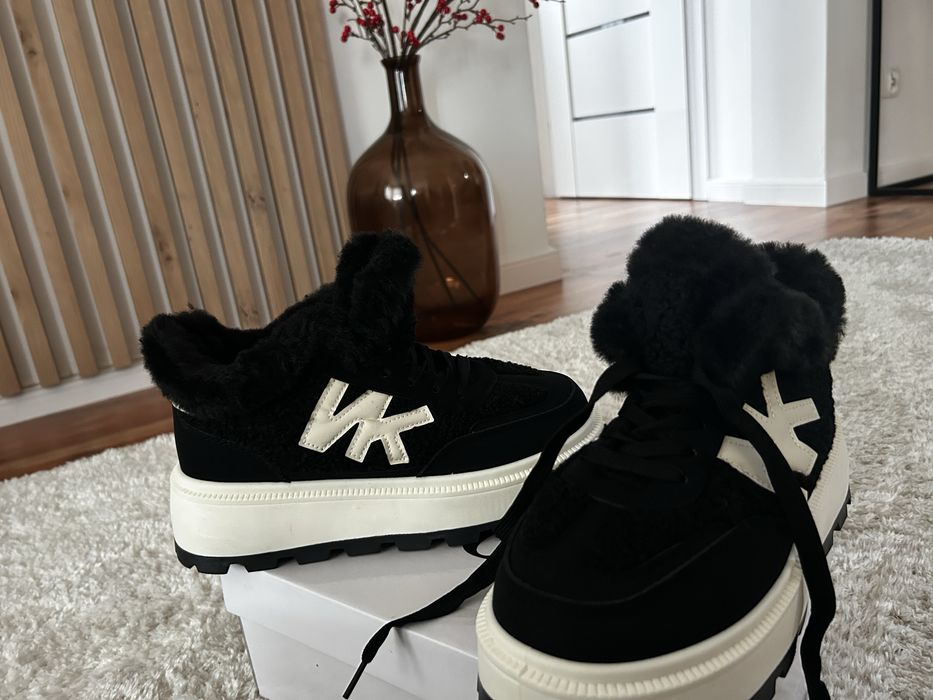Zimowe adidasy 39 buty czarne ocieplane śniegowce UGG sneakersy