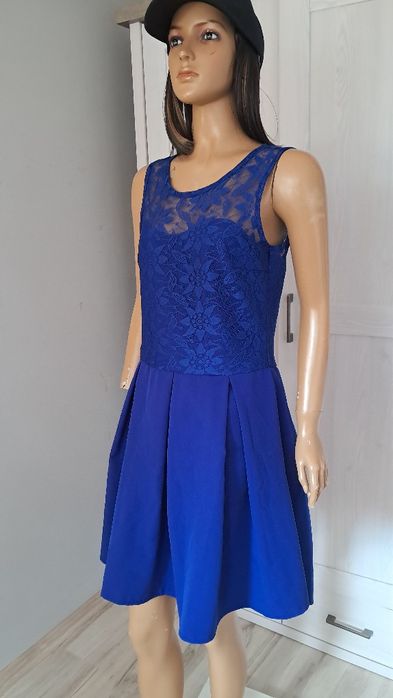 Chabrowa sukienka z koronką