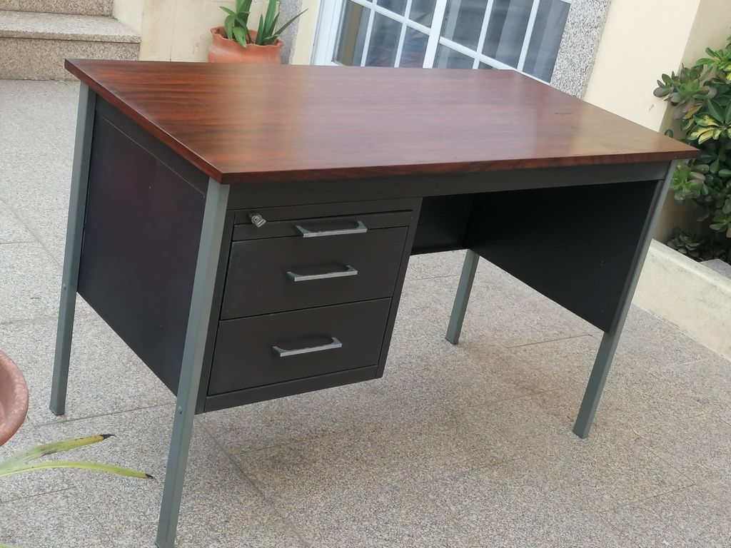 Vendo SECRETÁRIA GRANDE EM METAL com gavetas para casa ou escritório