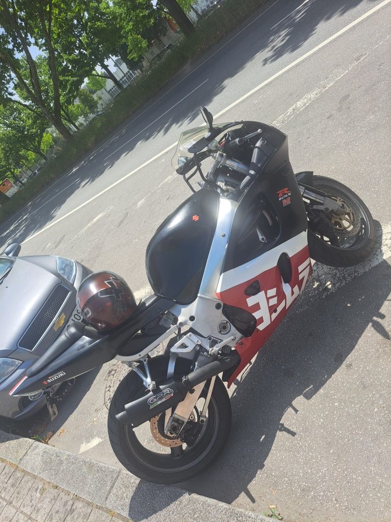 Suzuki Gsx-R 750
56,500 km +ou- isso
Moto encontra se em perfei