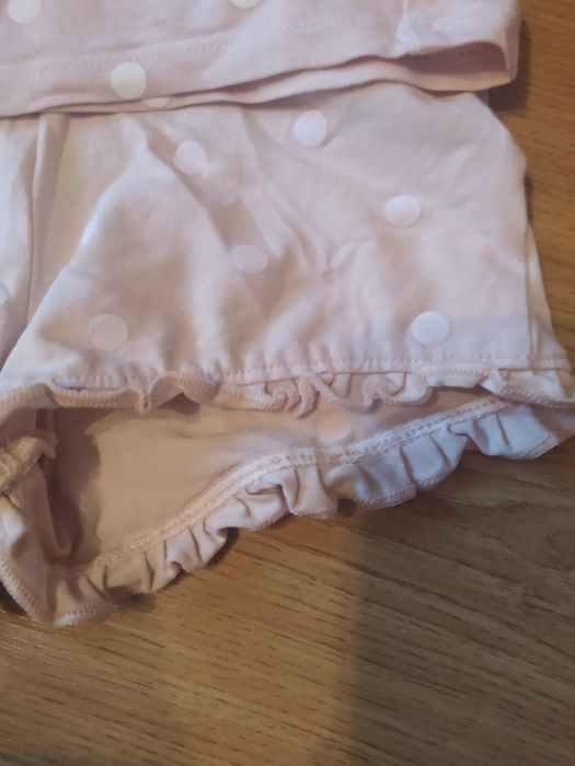 Beżowy komplet w kropki