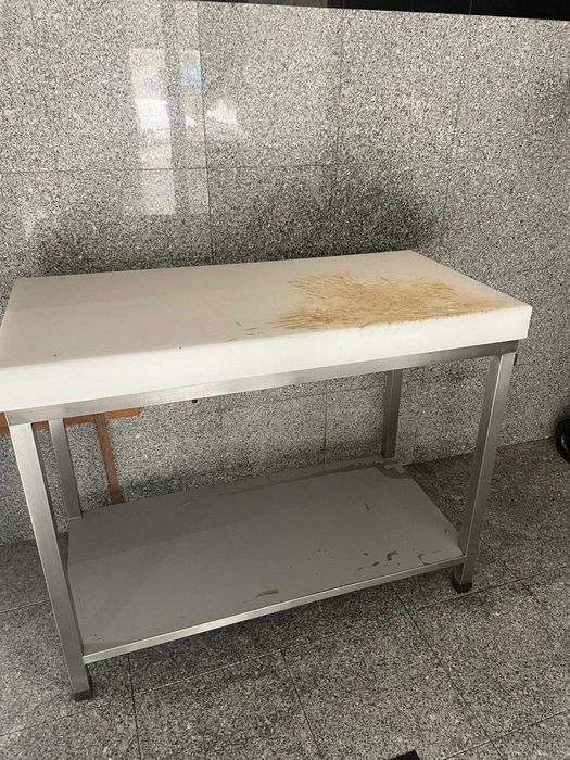 Mesas de desmancha com cepo