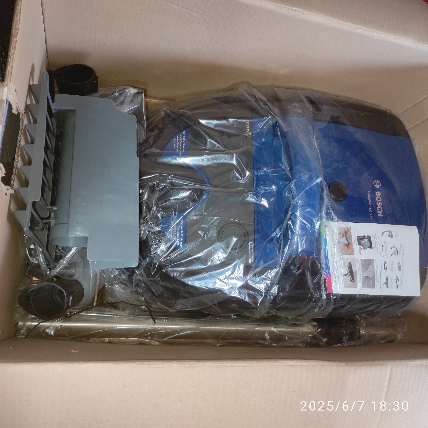 Пилосос миючий BOSCH AguaWash& Clean Serie 4